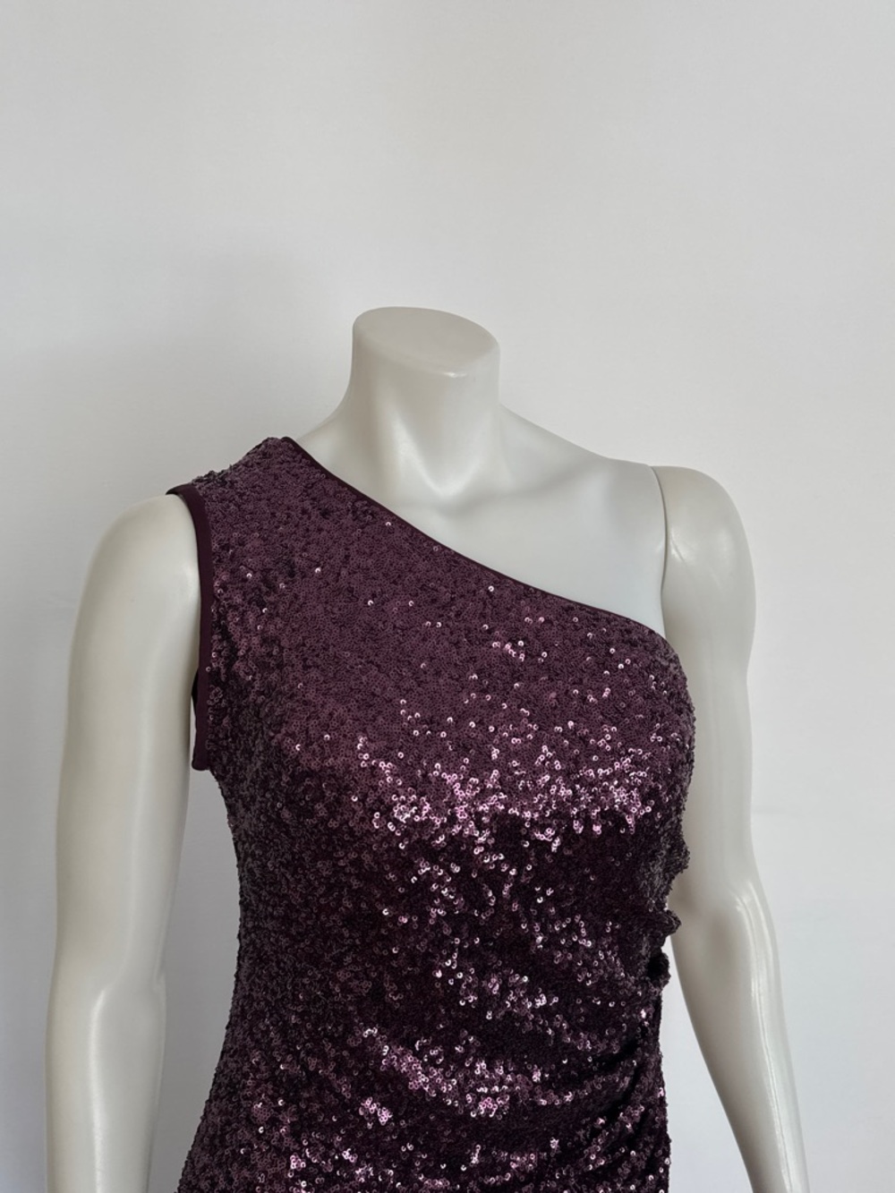 VINCE CAMUTO - one shoulder sequin gown. Size 14. Fits 12 & 14 - Picture 4 of 13